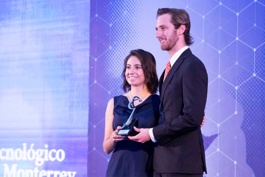 Los estudiantes Michaela Prado y Cristobal Riojas recibieron el Premio Rómulo Garza 2021.