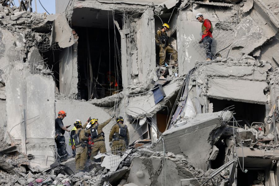 Trabajadores de emergencia en Beersheba