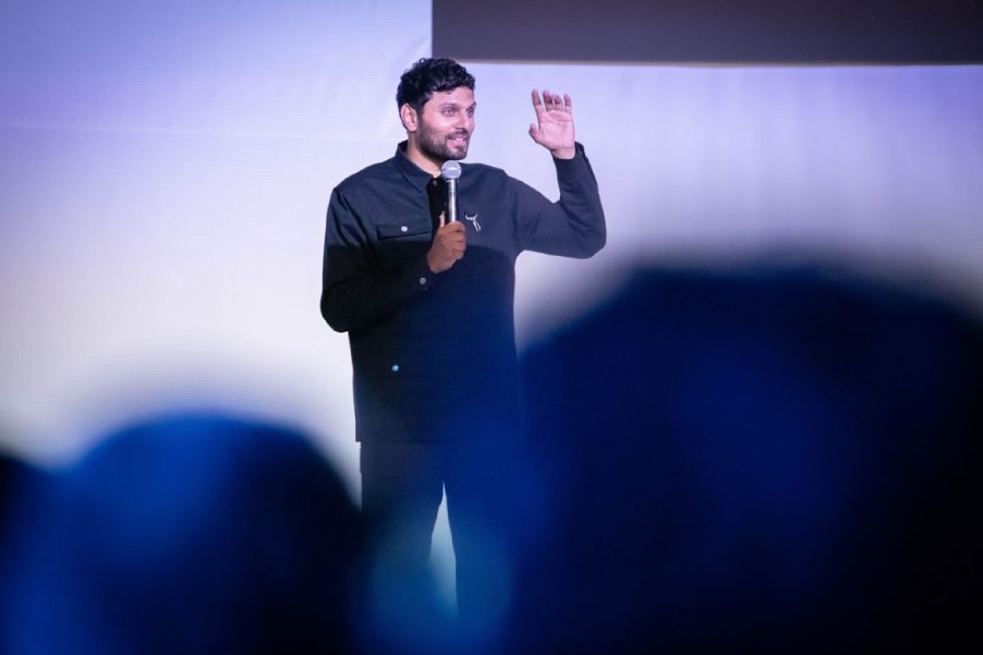 Jay Shetty compartió en su conferencia magistral algunos consejos para emprendedores en su búsqueda de la felicidad y el éxito.