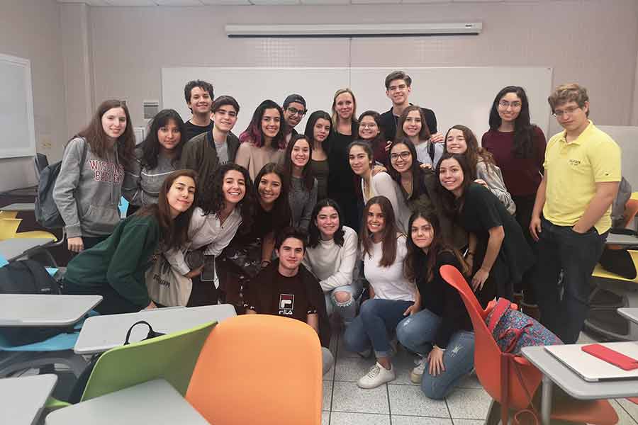Profesora Jeannie Kukutschka con alumnos en la PrepaTec Santa Catarina