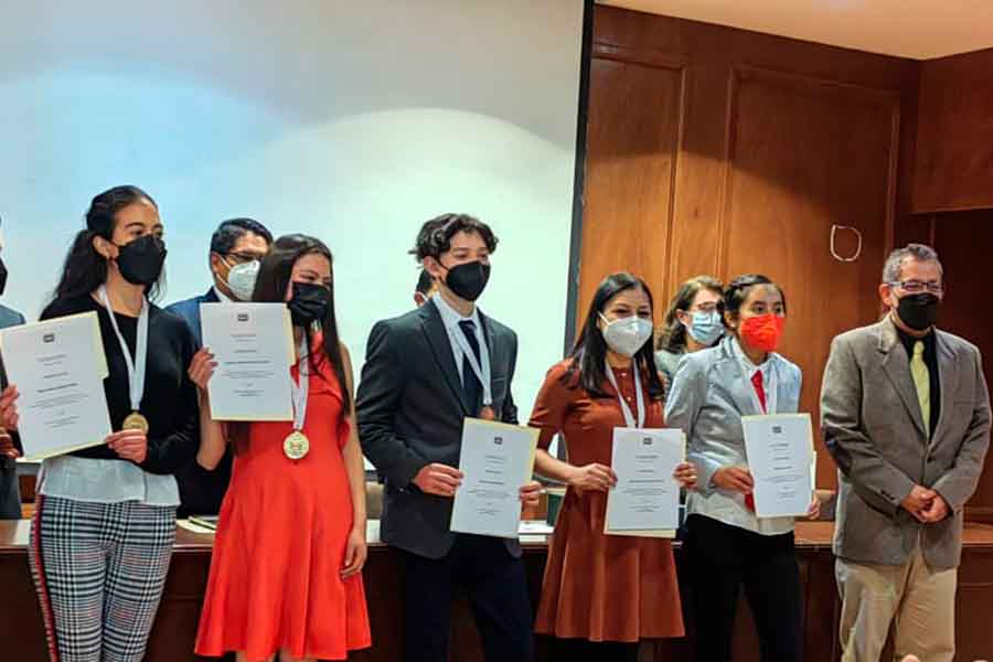 Jennifer ha ganado concursos de ciencias enfocado a biología y química.