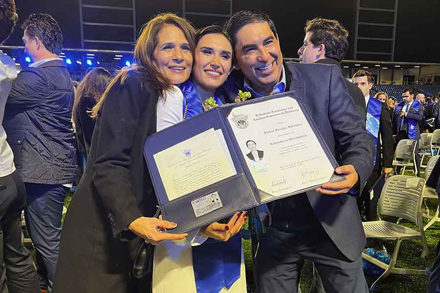 La egresada recibió su título profesional en diciembre del año pasado en compañía de sus papás Griselda Rodríguez y Víctor González.