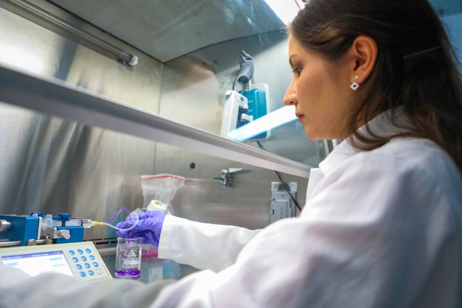 Johana Bolívar recibe premio internacional por su investigación en bioimpresión de tejidos.