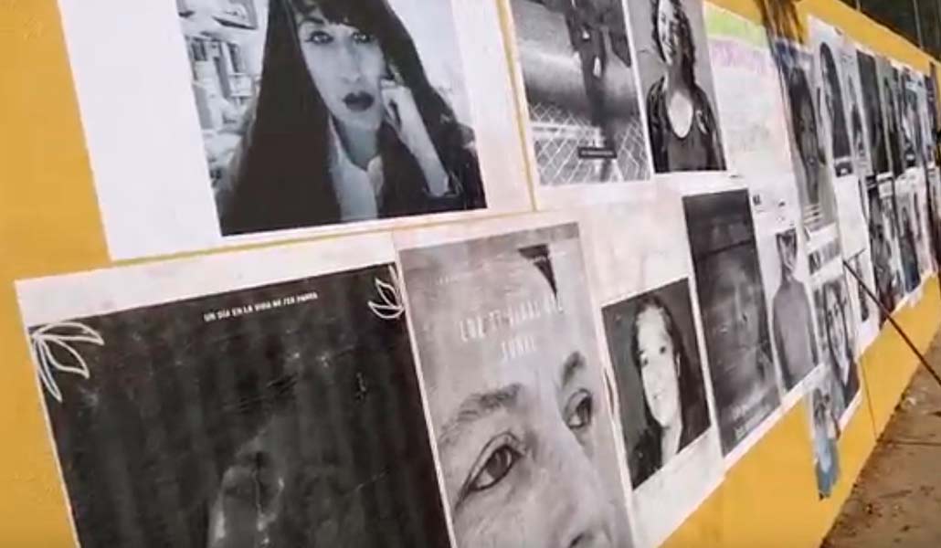 Jornadas de Feminismo intervienen muro para mostrar historias de mujeres.