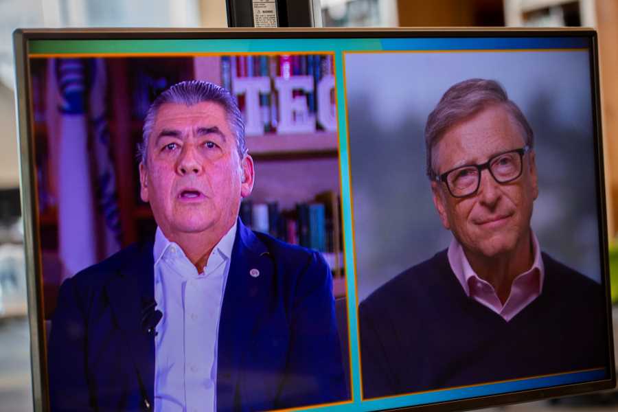 José Antonio Fernández en plática con Bill Gates, en enlace desde la biblioteca del Tec campus Monterrey.