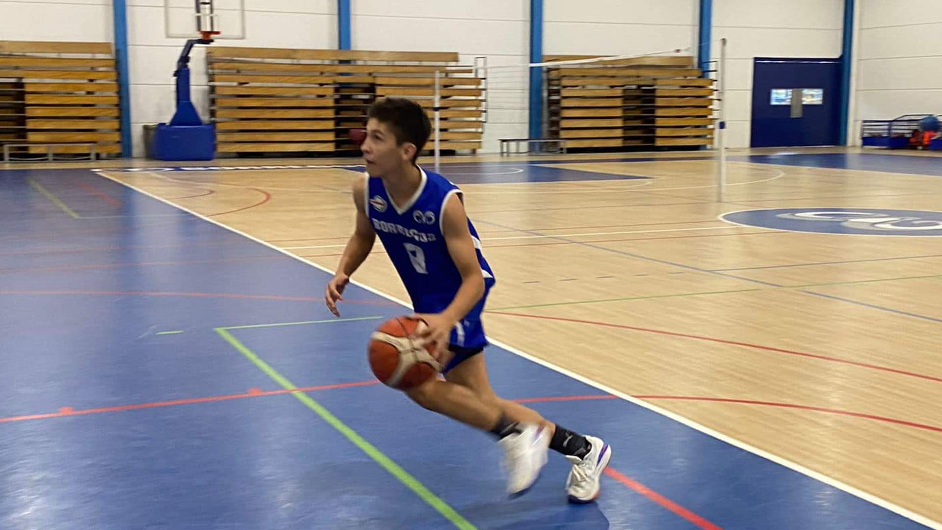 Joss Bravo jugando basquet