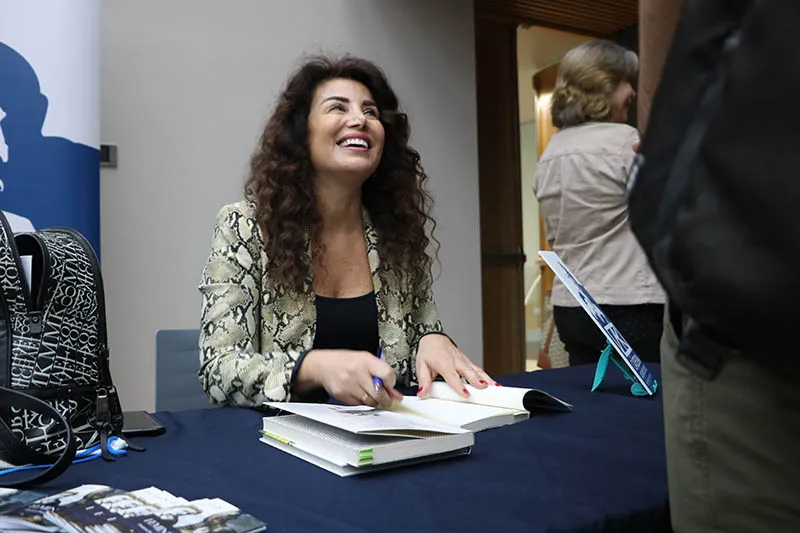 Joumana Haddad, escritora, periodista, poetisa, artista y activista libanesa.