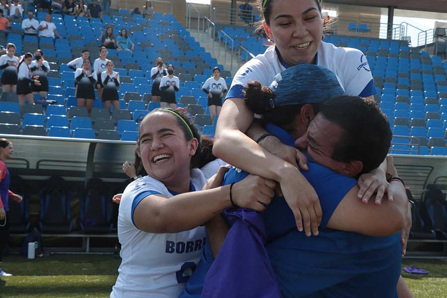 Jugadoras de Borregos femenil celebraron junto a su entrenador, Carlos Marcos.