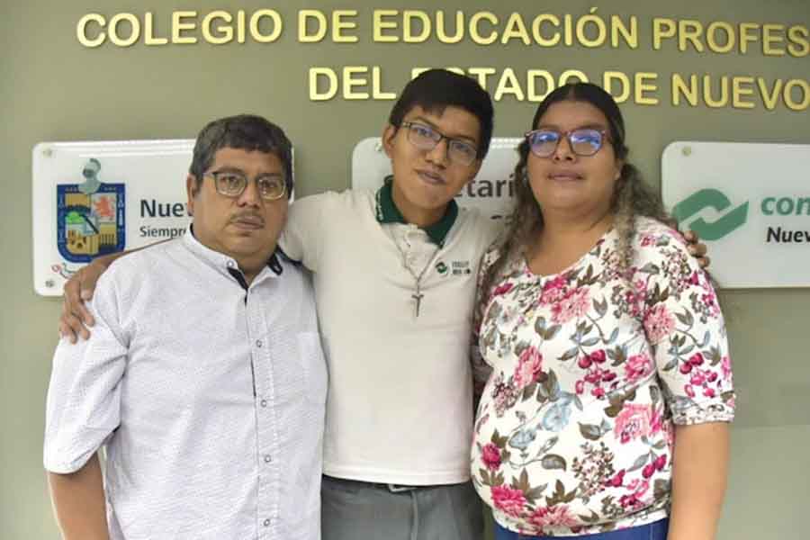 Kevin Ávila con sus padres de familia luego de ser informado que estudiaría del CONALEP al Tec.