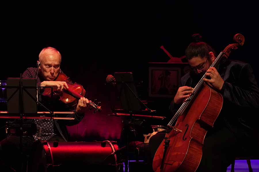 Hank Dutt y Paul Wiancko, de Kronos Quartet, en concierto en el Tec de Monterrey.