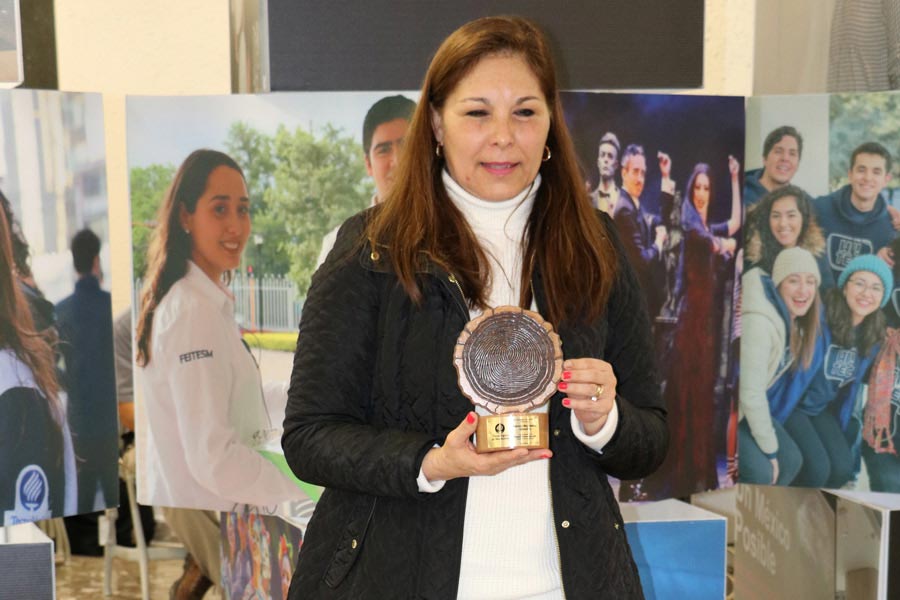 La directora de Bienestar y Consejería, campus Monterrey con su Premio Formador LiFE 2018.
