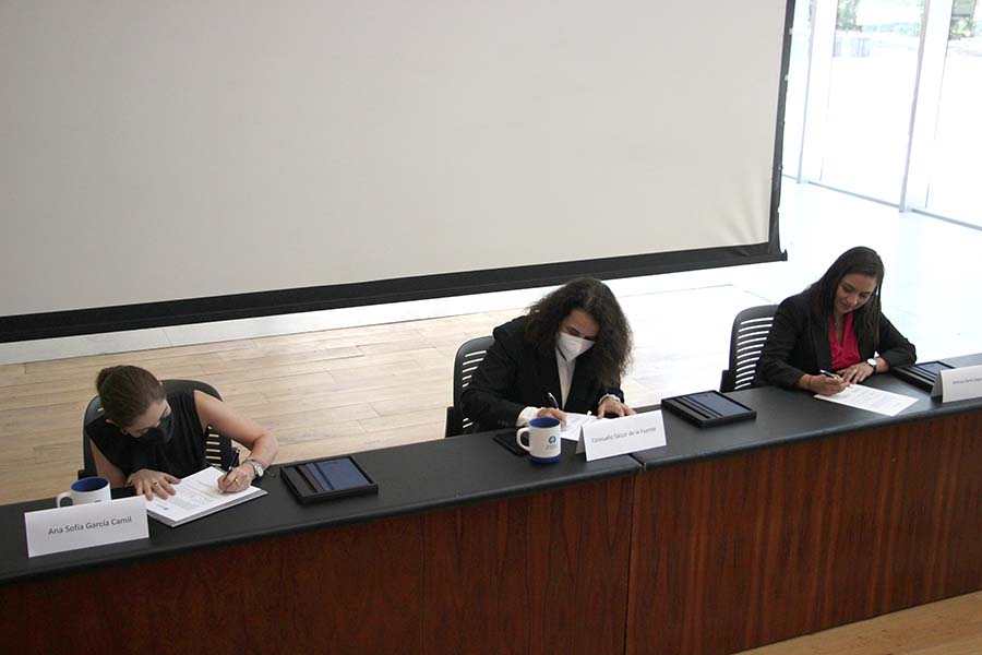 La firma de convenio para que el estado de Coahuila sea el invitado a la Feria del Libro Tec de Monterrey se realizó en la Biblioteca.