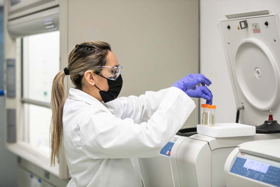 El laboratorio trabaja en desarrollo de tecnologías para detectar variantes del virus.