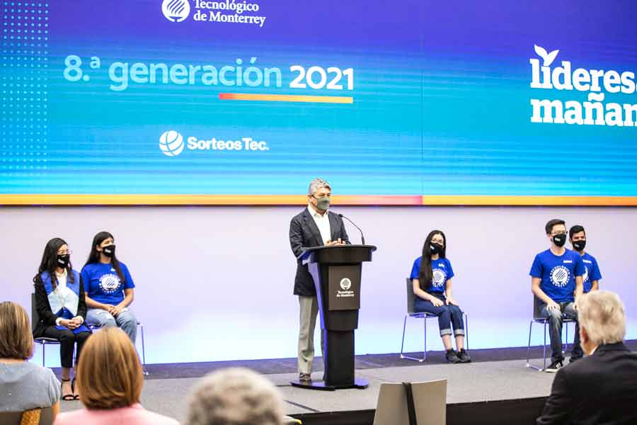 José Antonio Fernández, presidente del Consejo Directivo del Tecnológico de Monterrey, dio la bienvenida a la octava generación del programa Líderes del Mañana.