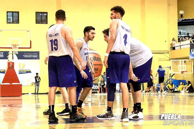 Luis Eduardo Mora junto a sus compañeros del equipo de basquetbol