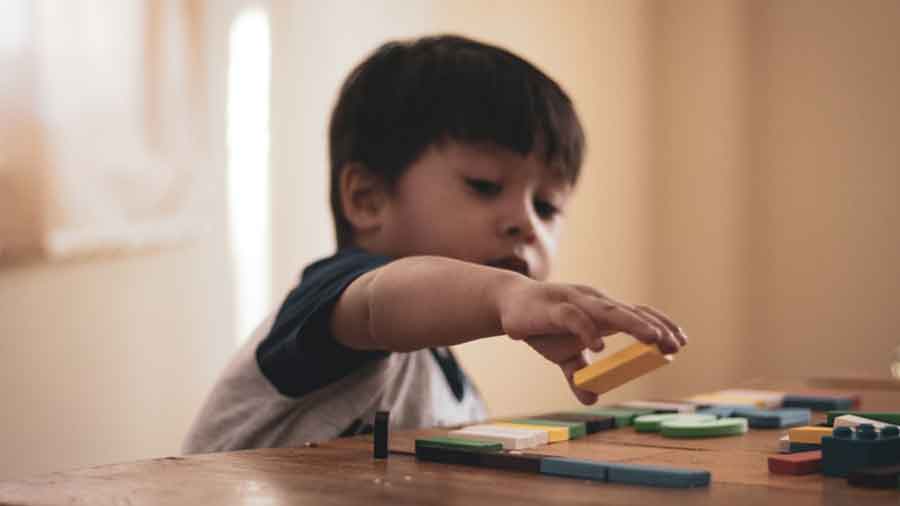 Niño jugando con bloques