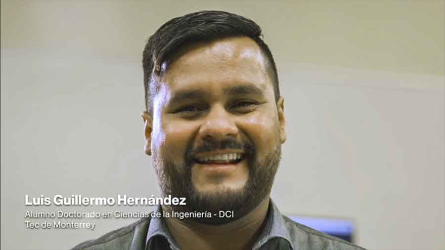 Luis Guillermo Hernández sonriendo
