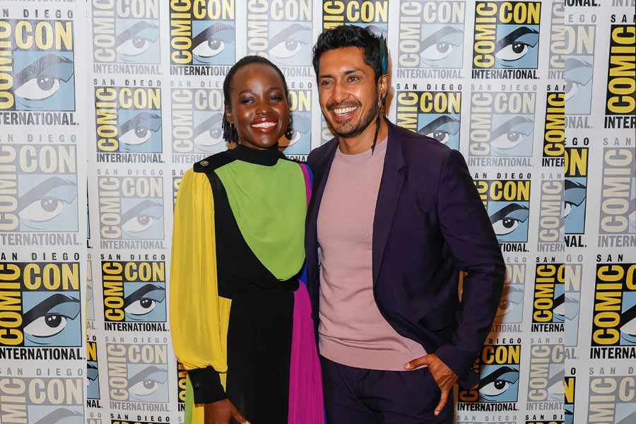 El mexicano Tenoch Huerta (der.) y la mexicokeniana Lupita Nyong'o tienen papeles principales en Black Panther: Wakanda Forever.