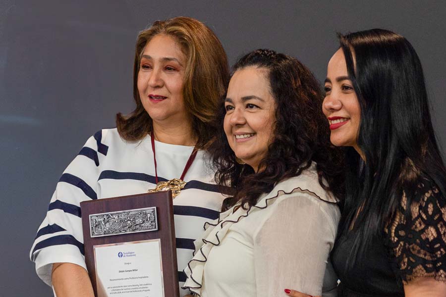 maestra recibe premio profesor inspirador