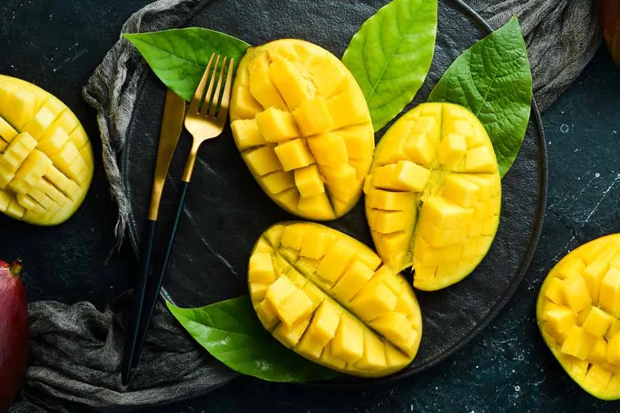 mango partido sobre una mesa
