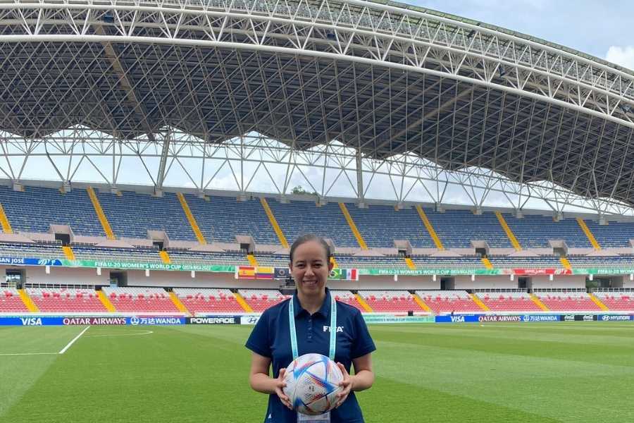 Marely Flores toma un balón de futbol de la FIFA en medio de un torneo de la FIFA