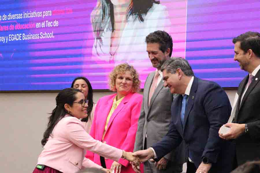 María Concepción recibiendo el Premio Mujer Tec 2025.