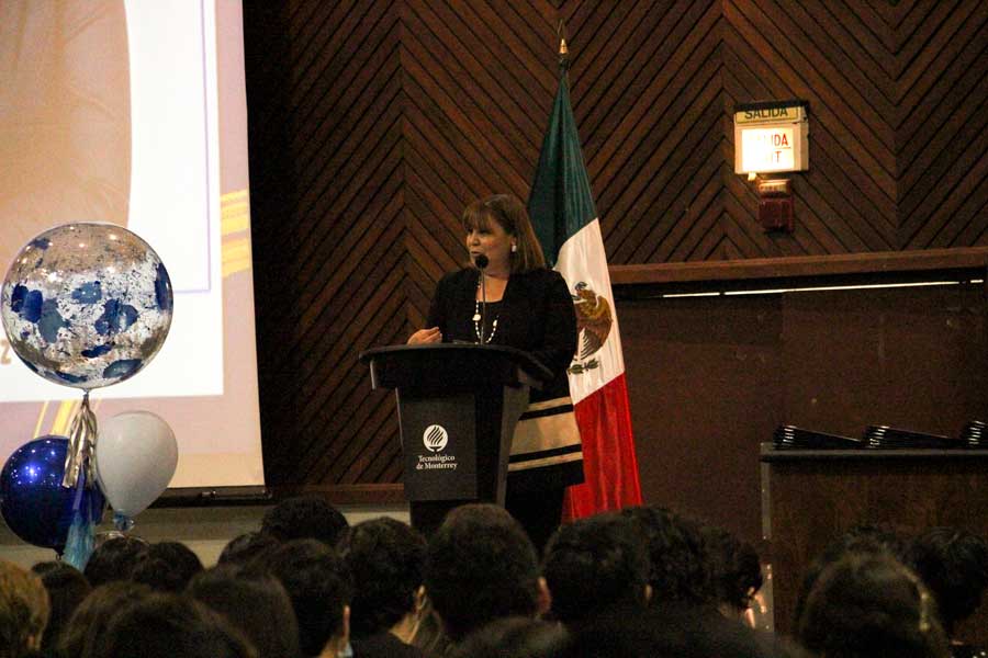 María Ileana Ruíz dando su discurso a estudiantes destacados