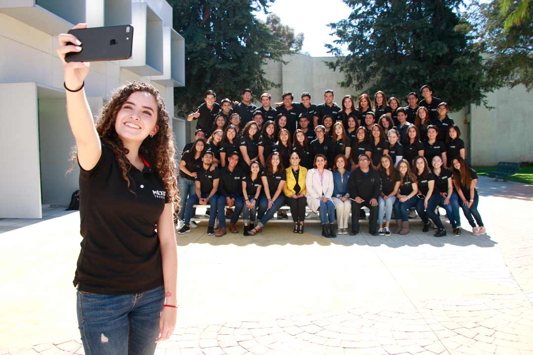Mariana Tecotl tomando selfie con miembros del grupo estudiantil FOCUS en evento