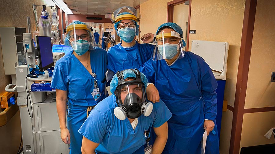 Doctores en hospital con equipo de protección ante el COVID-19