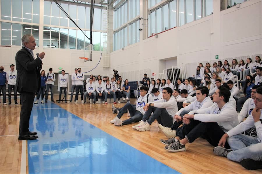 Mario Adrián Flores, vicepresidente de la Región Monterrey, deseó éxito a los alumnos antes de partir a la Universiada.