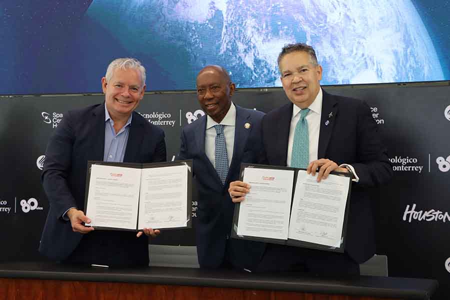 Mario Adrián Flores, Sylvester Turner y William Harris en la firma de convenio de colaboración entre el Tec de Monterrey y el Space Center Houston.
