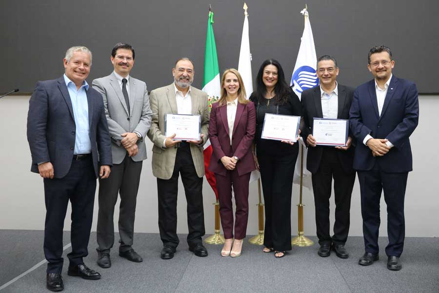 Mario Adrián Flores, vicepresidente de la Región Monterrey, junto a Carmen Garza, líder del programa Premio FRISA, y profesores reconocidos.