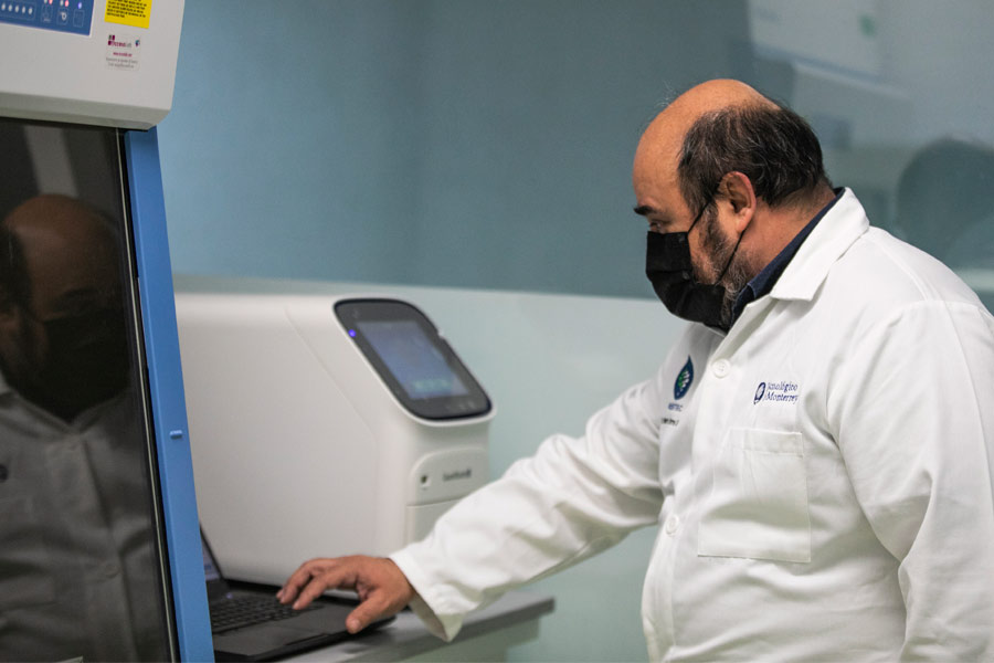 El doctor Roberto Parra dirige el laboratorio en el que se utiliza tecnología PCR para detectar el virus SARS-CoV-2.