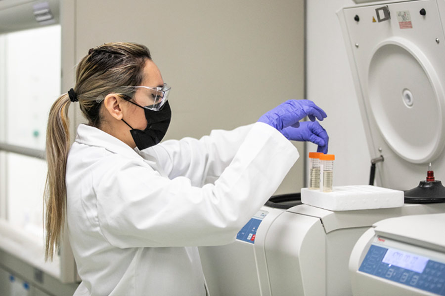 El laboratorio cuenta con dispositivos para amplificar y detectar el RNA de los virus en las aguas residuales.