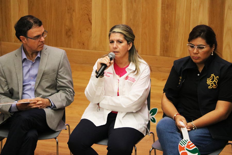 Pablo Ayala (izq.), director de Impacto Social del Tec, y Martha Herrera (centro), secretaria de Igualdad e Inclusión en Nuevo León, conversaron durante "Hunger Talks".