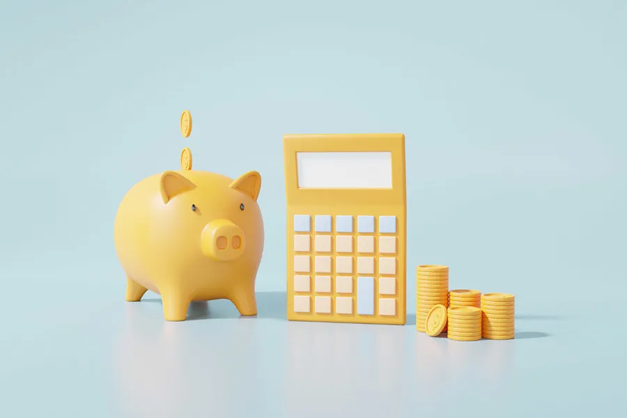 foto de alcancía con forma de cerdito amarillo, una calculadora y dinero su lado