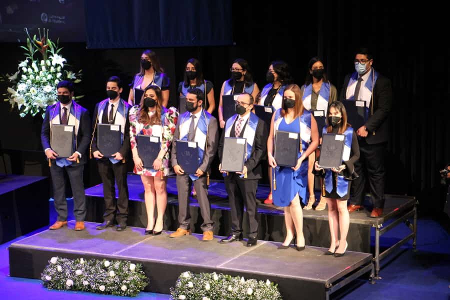 Graduados y graduadas que obtuvieron menciones honoríficas de excelencia en la ceremonia.