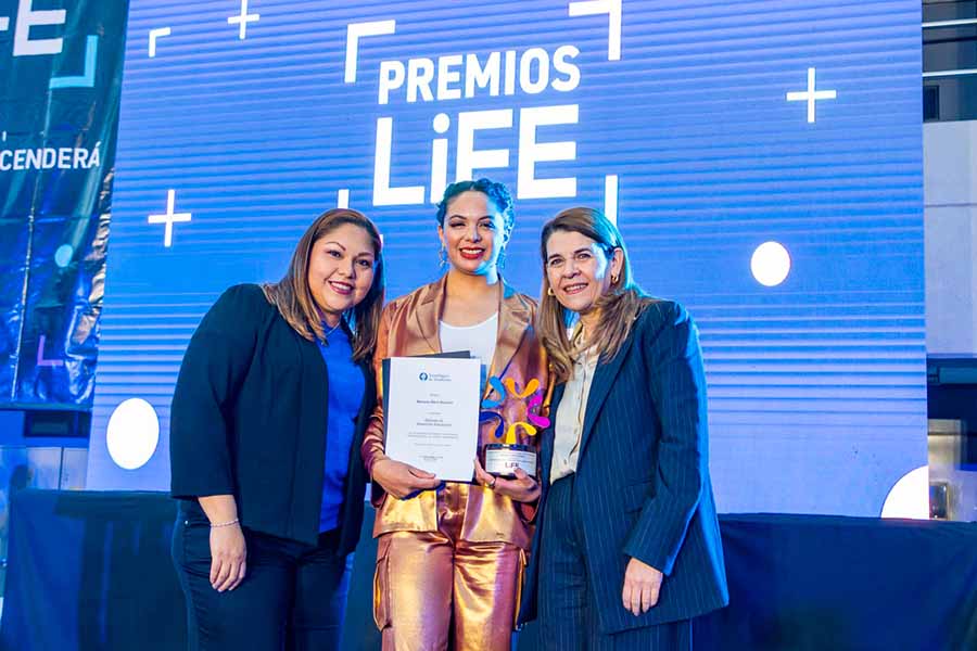 Liliana López, directora de LiFE, Mariana Otero y Claudia Gallegos durante la ceremonia de Premios LiFE. Foto: Alejandro Bertín Ruiz Arriaga.