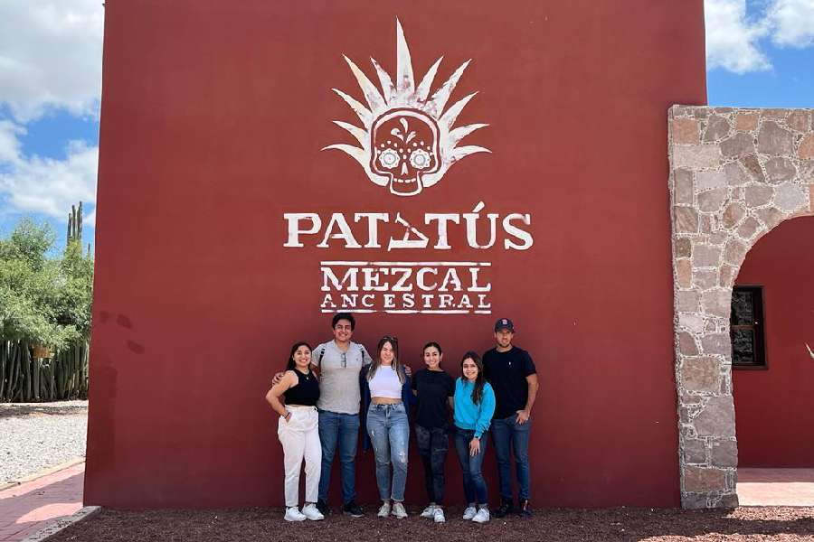 Estudiantes de la Escuela de Negocios de Tec campus SLP durante una visita al socio formador Mezcal Patatús. 