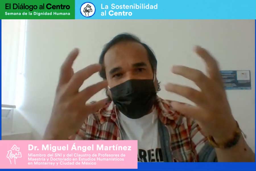 Panelista Miguel Ángel Martínez compartiendo su perspectiva.