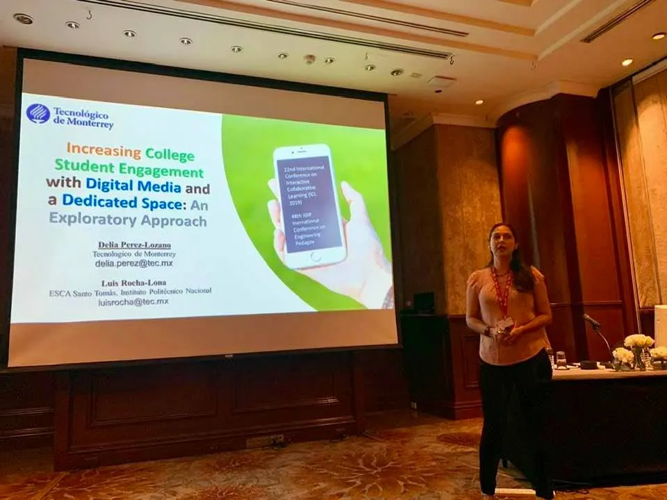 Miss Delia dando ponencia en Bangkok
