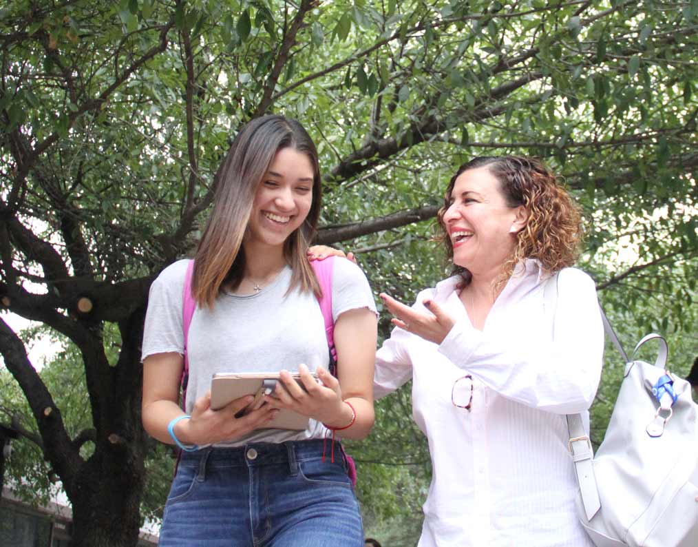 Fernanda Ibañez acude con su mentora de éxito estudiantil.