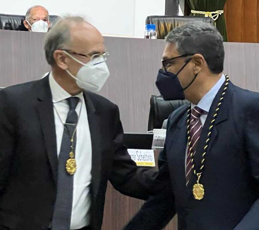 El doctor Augusto Rojas recibe constancia de membresía a la Academia Nacional de Medicina de México.