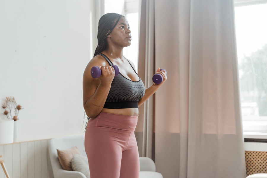mujer haciendo ejercicio con pesas