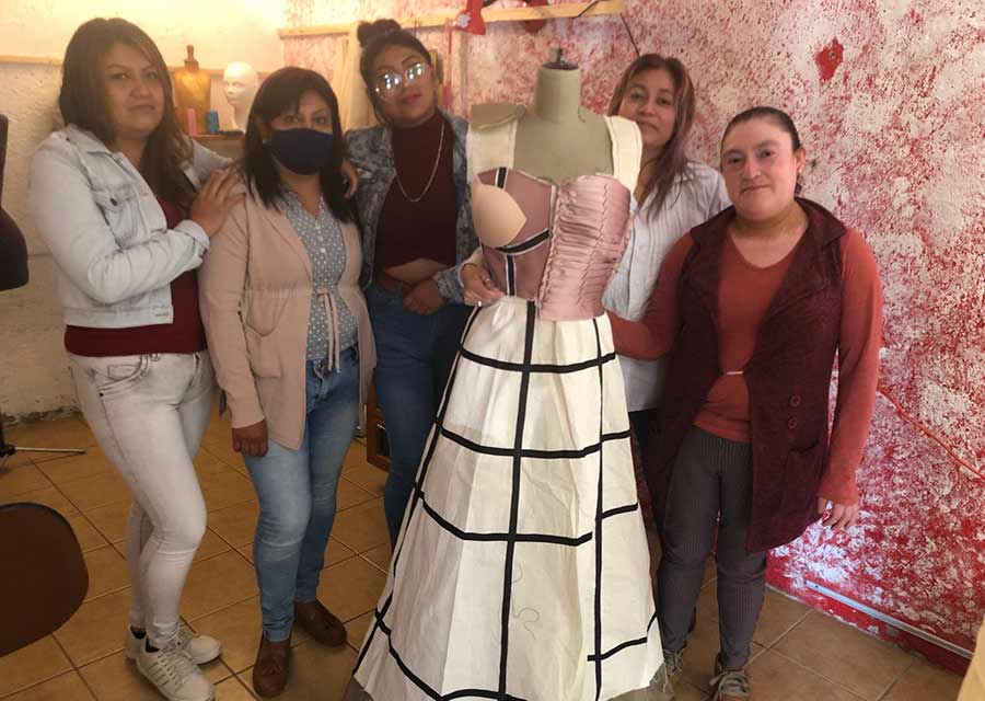 Mujeres que participaron en la creación del vestido