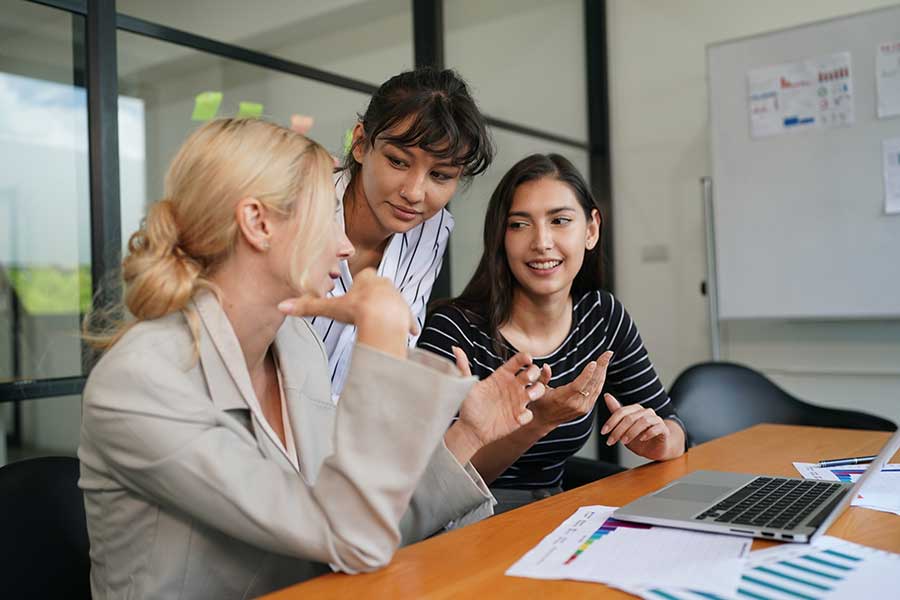 Mujeres trabajando en equipo