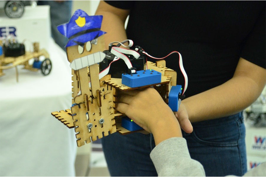 Niños probando prototipos de robótica, dados por el grupo RetoMex.