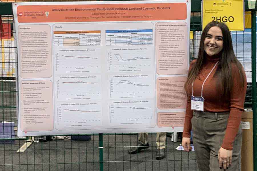 Nicol Olivares presentó sus resultados en el foro de investigación de la Universidad de Illinois.