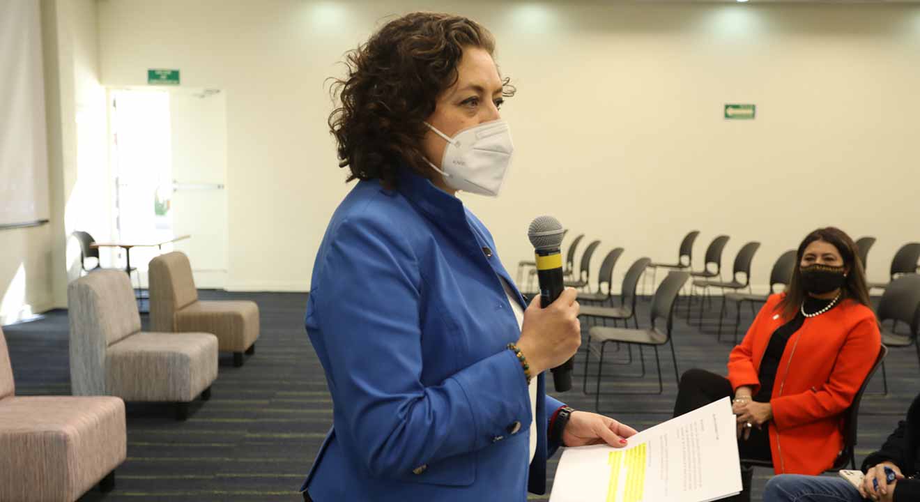 Doctora Atziri dando una platica por el día internacional de la mujer.