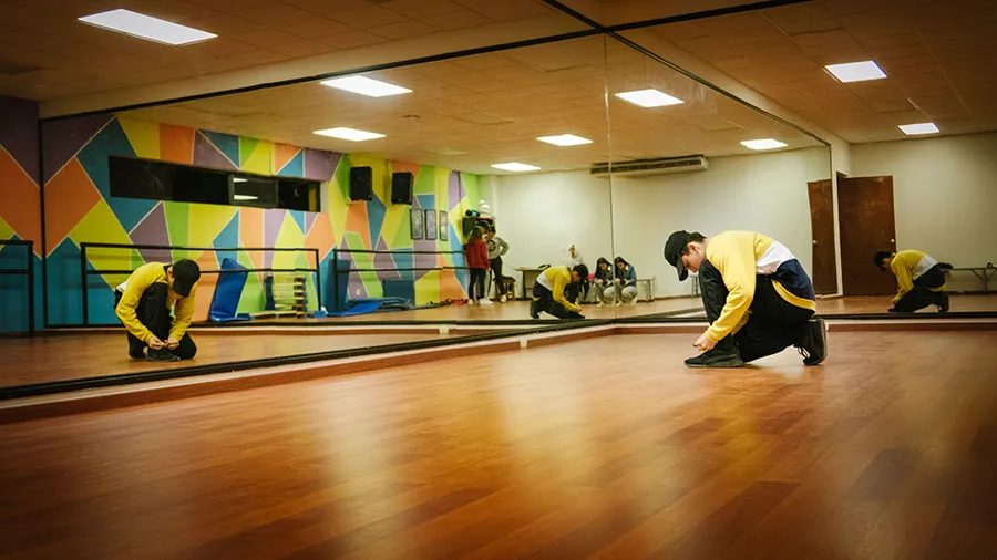 Paco alistándose para bailar